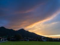 Gelb leuchtende Wolkenstreifen am Abendhimmel über Aschau
